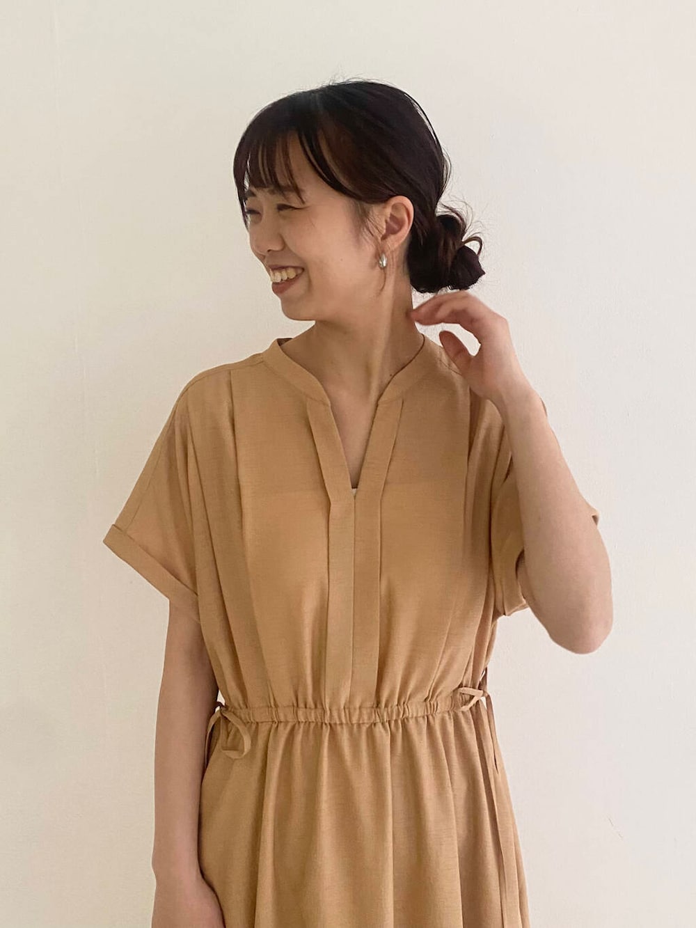「ワンピース、大人カジュアル、キレイめ、きれいめカジュアル、夏コーデ、newarrival、オフィスカジュアル、フェミニン、ROSSO、夏服、オンオフ兼用、オンオフ、大人かわいい、20代後半、骨格ウェーブ」｜「URBAN RESEARCH ROSSO WOMENのAULENTTI　フリンジBAG（ハンドバッグ、ブラック系）」を使った、matsuさん（レディース・162cm）の春コーディネートの4枚目の写真