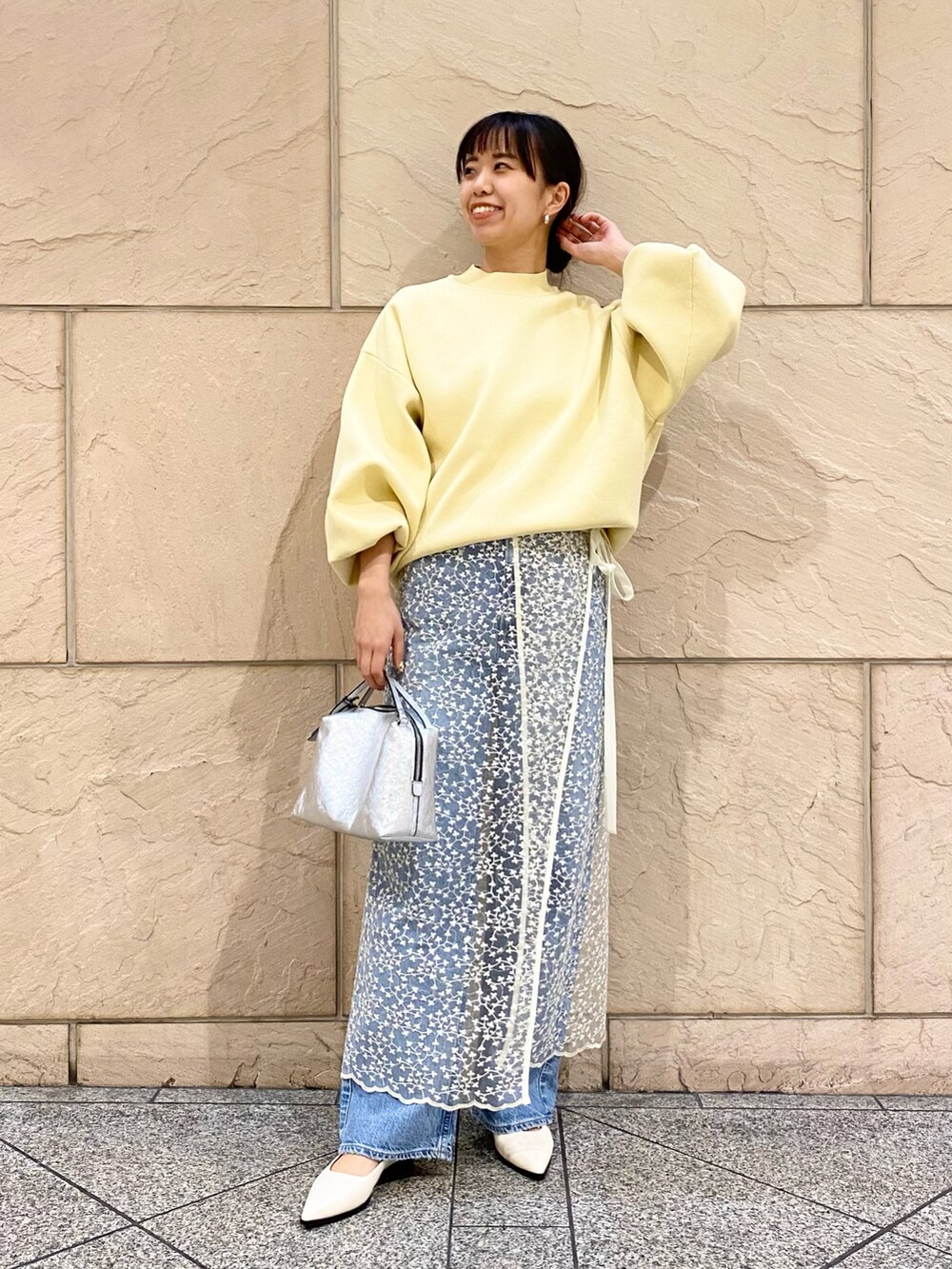 「URBAN RESEARCH ROSSO、ROSSO、URBAN RESEARCH、レーススカート×デニム、レーススカート、レイヤードスタイル、淡色コーデ、デニム、ニット、きれいめカジュアル、春服、オトナカジュアル、upper hights、イエベ秋、骨格ウェーブ」｜「ELENDEEKのELENDEEK　FORM SLEEVE OVER KNIT（ニット/セーター、イエロー系）」を使った、matsuさん（レディース・162cm）の冬コーディネートの2枚目の写真
