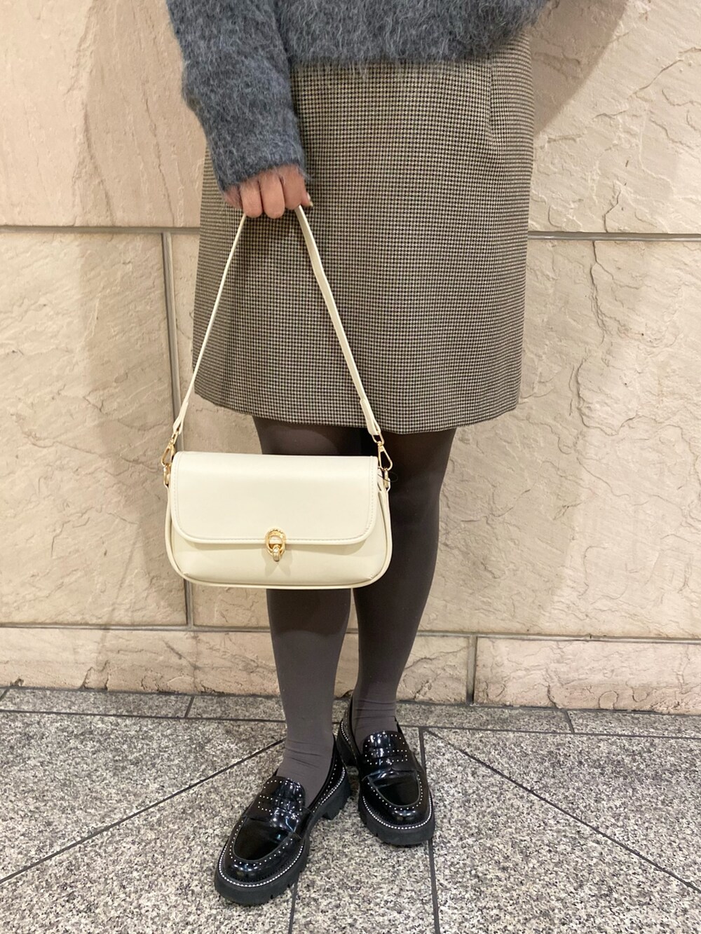 「URBAN RESEARCH ROSSO、URBAN RESEARCH、ROSSO、ニット、冬コーデ、大人可愛い、スカートスタイル、お洒落さんとつながりたい、ミニスカート、チェック、ローファー、ニットコーデ、イエベ秋、骨格ウェーブ」|「URBAN RESEARCH ROSSO WOMENのアルパカ混Vネックヘアリーニット(ニット/セーター、グレー系)」を使った、matsuさん(レディース・162cm)の冬コーディネートの7枚目の写真