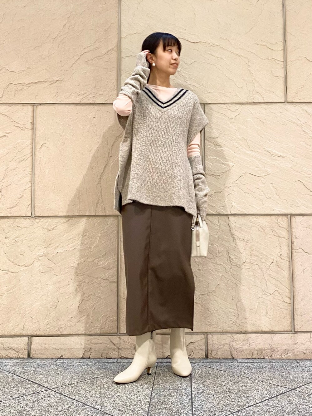 「URBAN RESEARCH ROSSO、URBAN RESEARCH、ベスト、シアートップス、ブラウン、ブーツ、きれいめカジュアル、アームウォーマー、レザースカート、秋服、オトナカジュアル、大人カジュアル、イエベ秋」|「URBAN RESEARCH ROSSO WOMENのアームウォーマーセットニットベスト(ニット/セーター、ベージュ系)」を使った、matsuさん(レディース・162cm)の秋コーディネートの2枚目の写真