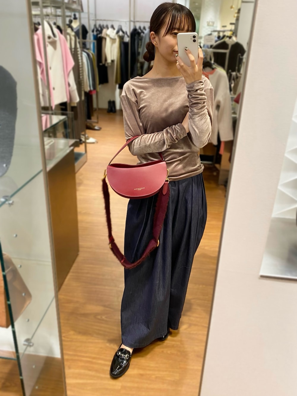 「URBAN RESEARCH ROSSO、URBAN RESEARCH、ROSSO、ブラウン、デニム、きれいめカジュアル、秋、キレイめ、オトナカジュアル、ベロア、デニムパンツ、イエベ秋、骨格ウェーブ」｜「GREYCHORDの『別注』GREYCHORD×ROSSO　MIRAベロアカットソー（Tシャツ/カットソー、ベージュ系）」を使った、matsuさん（レディース・162cm）の秋コーディネートの3枚目の写真