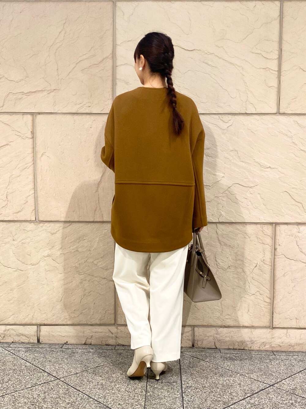 「URBAN RESEARCH ROSSO、URBAN RESEARCH、ROSSO、ブラウン、冬コーデ、きれいめカジュアル、冬アウター、ブーツ、ウールコート、ノーカラーコート、パンツスタイル、オトナカジュアル、初冬コーデ、イエベ秋、骨格ウェーブ」｜「URBAN RESEARCH ROSSO WOMENのLaTorreノーカラーコート（ノーカラーコート、イエロー系）」を使った、matsuさん（レディース・162cm）の秋コーディネートの4枚目の写真