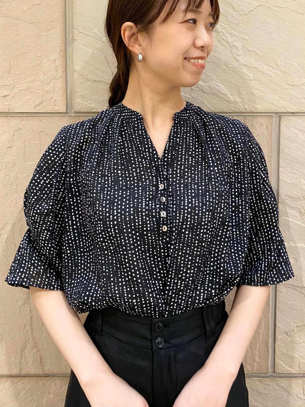 ブラック系のその他パンツ、イエロー系のトートバッグ、ベージュ系のカーディガン/ボレロを着用したレディースの春コーディネートの6枚目の写真