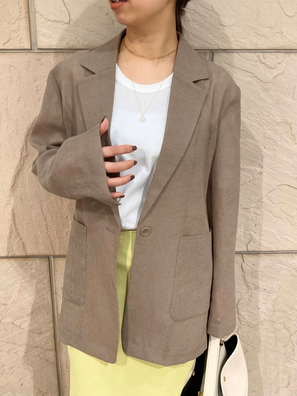 「大人カジュアル、キレイめ、きれいめカジュアル、カットソー、パンツ、春コーデ、春服、夏コーデ、newarrival、休日スタイル、フェミニン、ROSSO、夏服、オンオフ兼用、オンオフ」|「URBAN RESEARCH ROSSO WOMENのAULENTTI スクエアBAG(ハンドバッグ、ホワイト系)」を使った、matsuさん(レディース・162cm)の春コーディネートの5枚目の写真