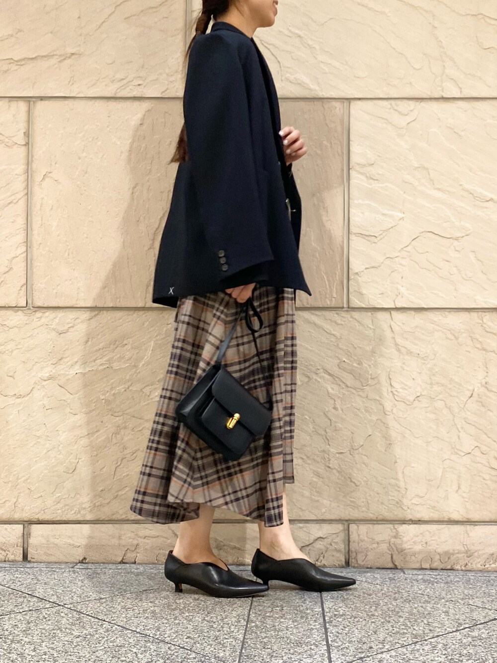 「URBAN RESEARCH ROSSO、URBAN RESEARCH、秋っぽコーデ更新中、ワンピース、ブラウン、チェック、お出かけコーデ、オトナカジュアル、秋服、秋カラー、ジャケット、イエベ秋、高身長、おでかけコーデ」｜「URBAN RESEARCH ROSSO WOMENの『WEB限定』イレギュラーヘムワンピース（シャツワンピース、ブラウン系）」を使った、matsuさん（レディース・162cm）の秋コーディネートの7枚目の写真