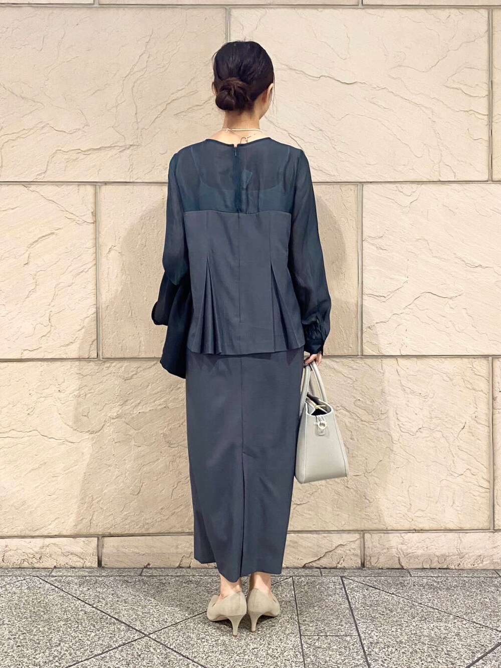 「セットアップ、キレイめ、きれいめカジュアル、春コーデ、着回しコーデ、セレモニースタイル、春服、newarrival、オフィスカジュアル、ROSSO、オンオフ兼用、オンオフ、20代後半、セレモニー、骨格ウェーブ」｜「URBAN RESEARCH ROSSO WOMENの【MADE IN JAPAN】オリジナルスウェードパンプス（パンプス、ブラウン系）」を使った、matsuさん（レディース・162cm）の冬コーディネートの7枚目の写真