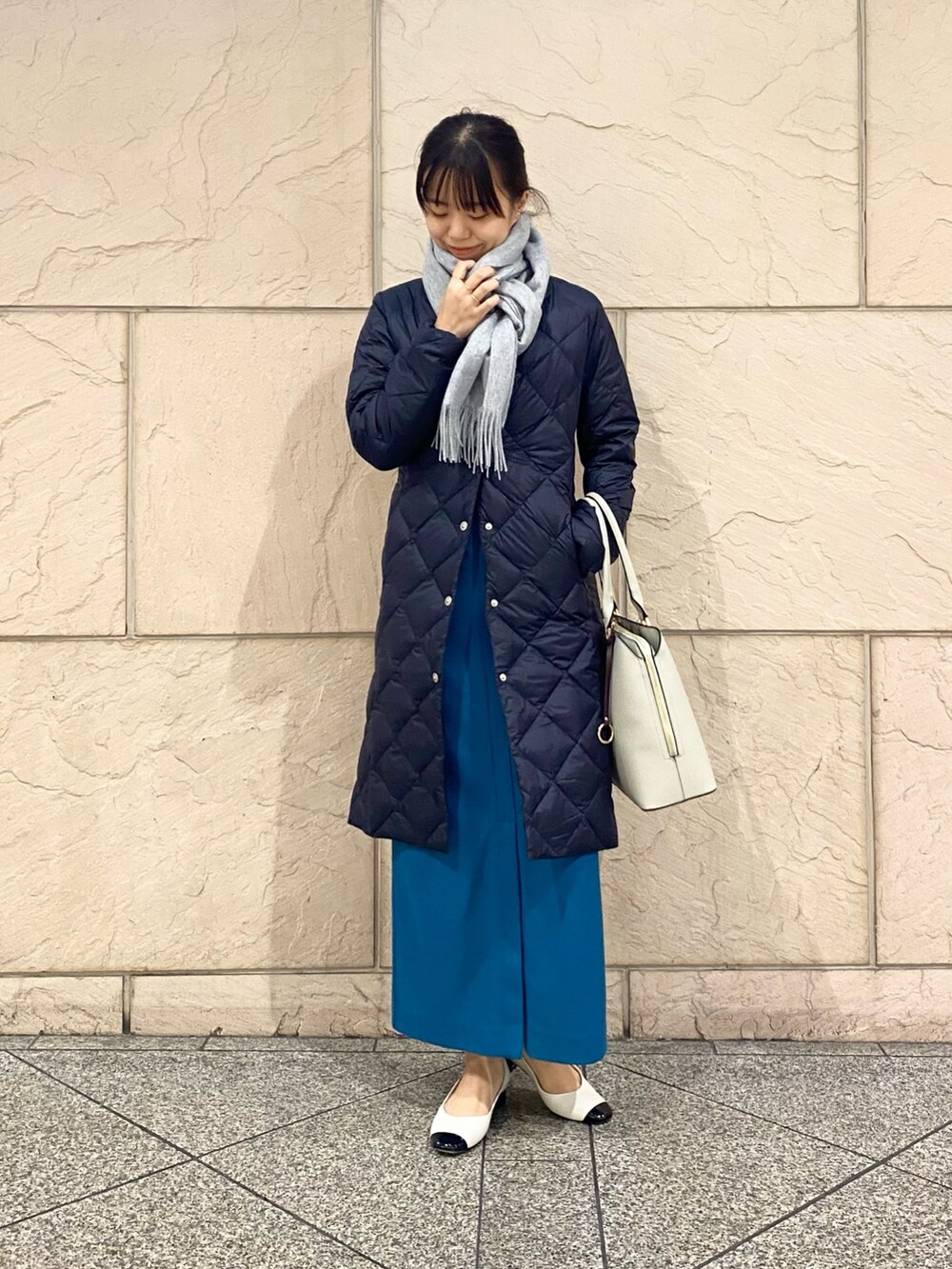 「URBAN RESEARCH ROSSO、URBAN RESEARCH、ROSSO、冬コーデ、きれいめカジュアル、キルティング、ロングコート、冬アウター、ダウンジャケット、あったかコーデ、オフィスカジュアル、お仕事コーデ、TAION、イエベ秋、骨格ウェーブ」|「TAIONのTAION CREW NECK LONG DOWN COAT(ダウンジャケット/コート、ブルー系)」を使った、matsuさん(レディース・162cm)の秋コーディネートの2枚目の写真