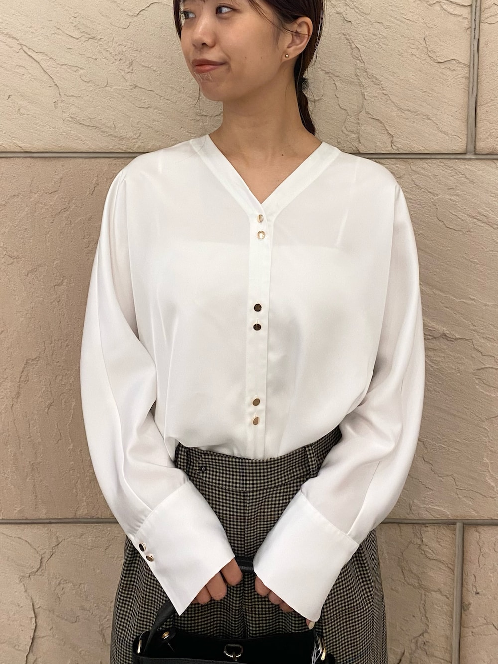 ホワイト系のシャツ/ブラウス、ブラウン系のその他パンツを着用したレディースの秋コーディネートの5枚目の写真