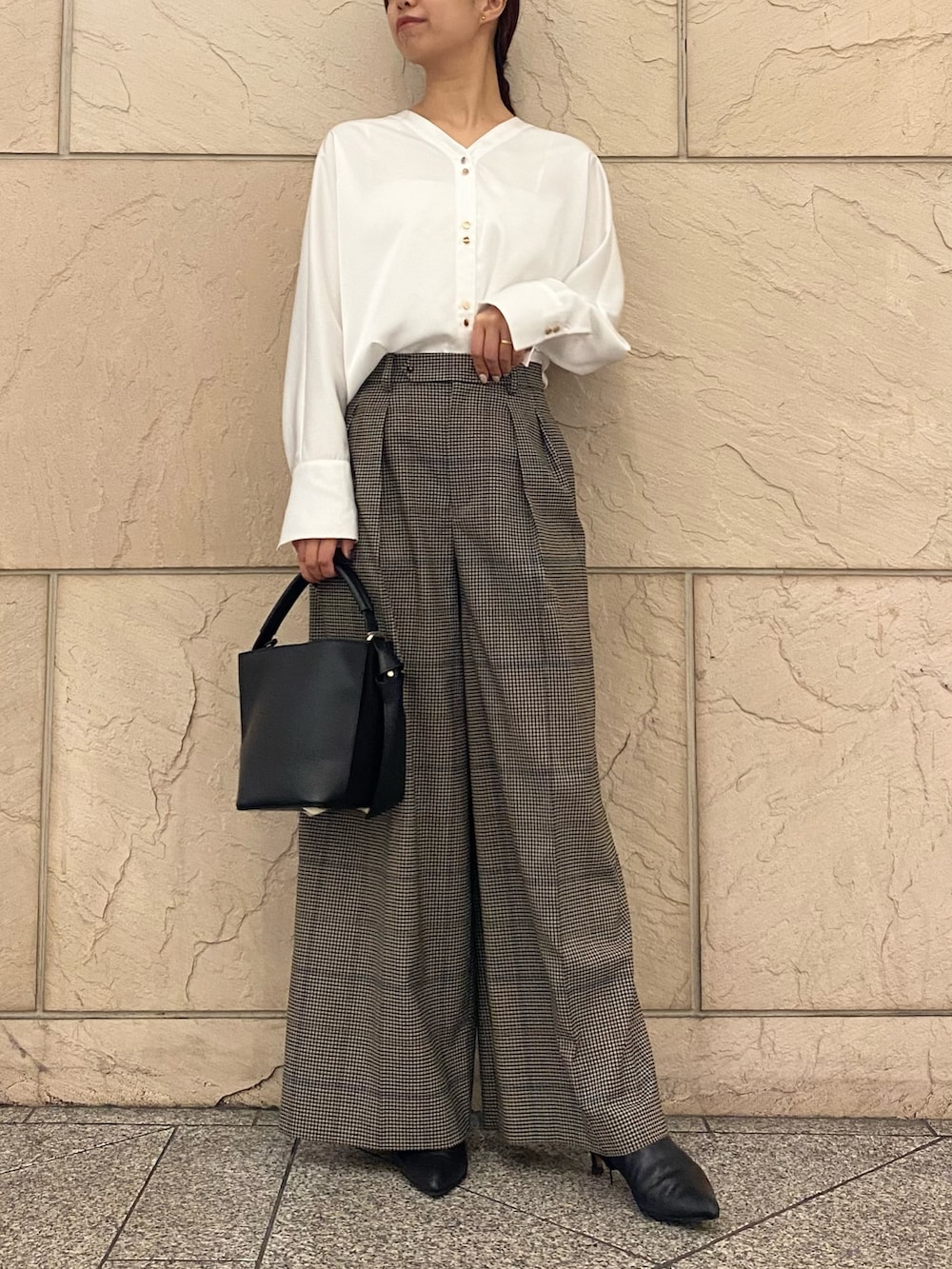 ホワイト系のシャツ/ブラウス、ブラウン系のその他パンツを着用したレディースの秋コーディネートの2枚目の写真