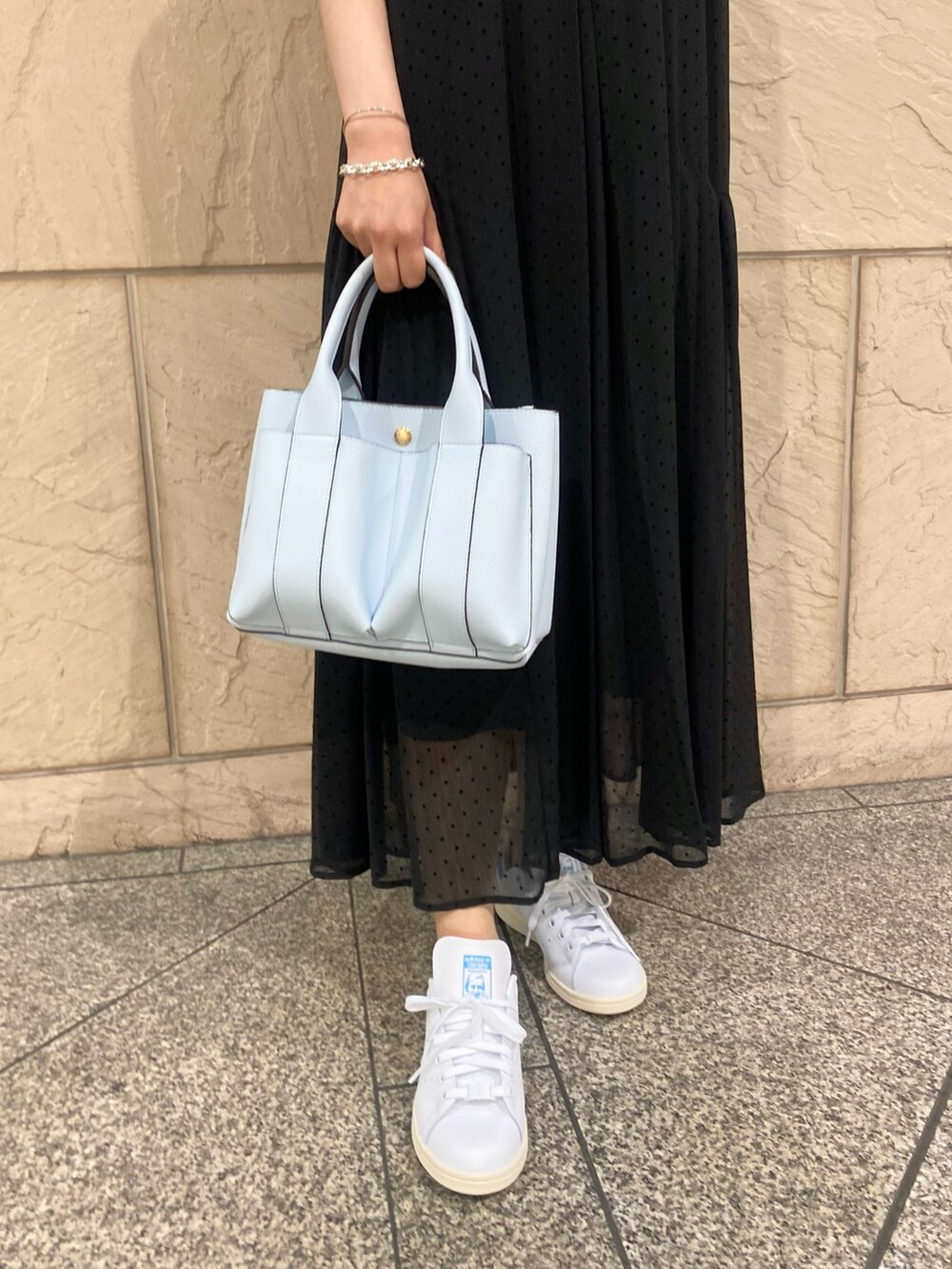 「URBAN RESEARCH ROSSO、夏コーデ、モノトーン、スニーカー、ワンピース、ロングワンピース、着回しコーデ、シアー、ドット、ブルー、おでかけコーデ」｜「URBAN RESEARCH ROSSO WOMENのベルト付2wayシアーギャザーワンピース（ワンピース、ブラック系）」を使った、matsuさん（レディース・162cm）の夏コーディネートの6枚目の写真