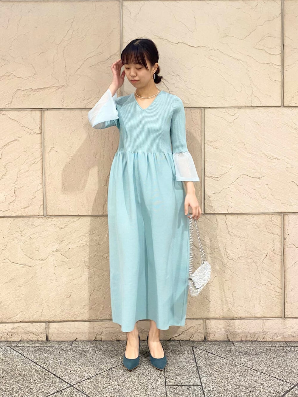 「ワンピース、キレイめ、きれいめカジュアル、ドレス、春コーデ、春服、newarrival、フェミニン、ROSSO、顔合わせ、20代後半、食事会、骨格ウェーブ、春カラーコーデ、着映え」｜「URBAN RESEARCH ROSSO WOMENの【MADE IN JAPAN】オリジナルスウェードパンプス（パンプス、グリーン系）」を使った、matsuさん（レディース・162cm）の春コーディネートの2枚目の写真
