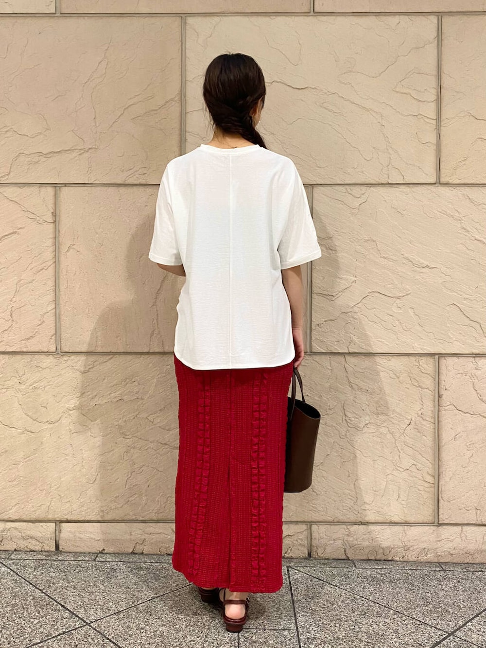 「大人カジュアル、キレイめ、きれいめカジュアル、夏コーデ、newarrival、休日スタイル、フェミニン、ROSSO、夏服、オンオフ兼用、オンオフ、大人かわいい、20代後半、骨格ウェーブ、暑い」|「URBAN RESEARCH ROSSO WOMENのKOMOREBI MUSEUM SANDAL(サンダル、レッド系)」を使った、matsuさん(レディース・162cm)の夏コーディネートの4枚目の写真