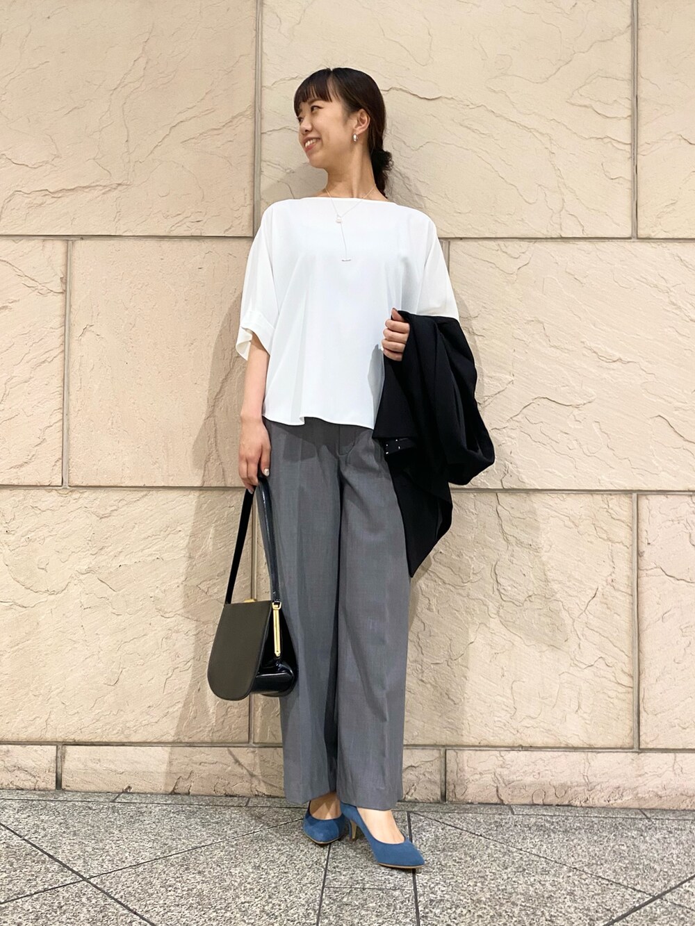 「URBAN RESEARCH ROSSO、URBAN RESEARCH、秋服準備はじめました、大人コーデ、オフィスカジュアル、お仕事コーデ、ジャケット、ブラウス、パンツスタイル」|「URBAN RESEARCH ROSSO WOMENの5分袖バックタックプルオーバー(シャツ/ブラウス、ホワイト系)」を使った、matsuさん(レディース・162cm)の秋コーディネートの2枚目の写真