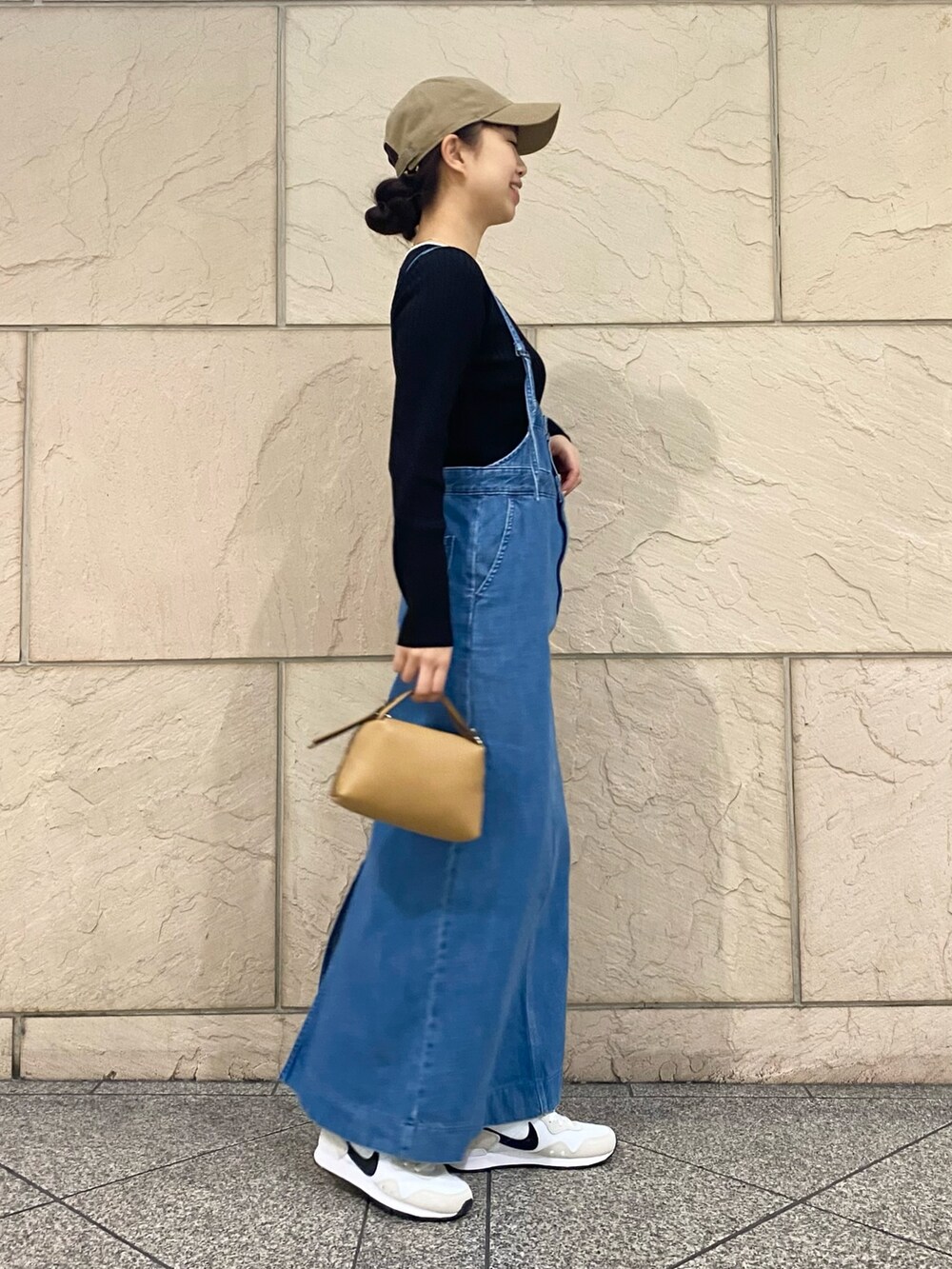 「URBAN RESEARCH ROSSO、URBAN RESEARCH、NIKE、NEW ERA、キャップ、サロペット、ジャンパースカート、Wrangler、スニーカー、ミニバッグ」｜「URBAN RESEARCH ROSSOの『別注』Wrangler×ROSSO　SALOPETTE SKIRT（サロペット/オーバーオール、ブルー系）」を使った、matsuさん（レディース・162cm）の春コーディネートの2枚目の写真