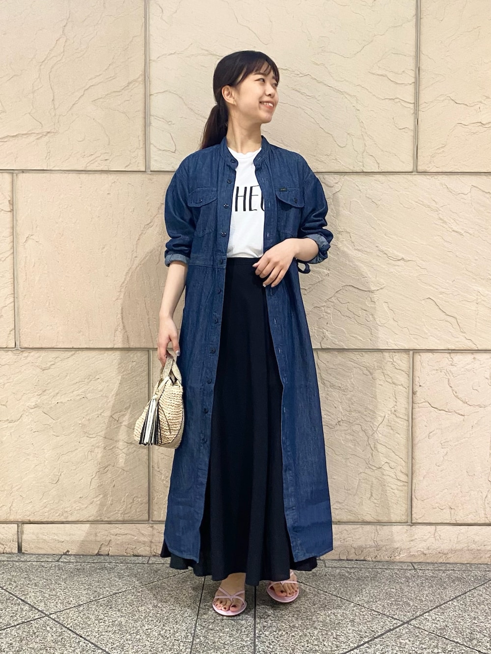 「URBAN RESEARCH ROSSO、URBAN RESEARCH、LEE、Lee×ROSSO、休日スタイル、お出かけコーデ、デニムワンピース、ロゴT」｜「Leeの『別注』Lee×ROSSO　BELTED DENIM DRESS（シャツワンピース、ブルー系）」を使った、matsuさん（レディース・162cm）の春コーディネートの2枚目の写真