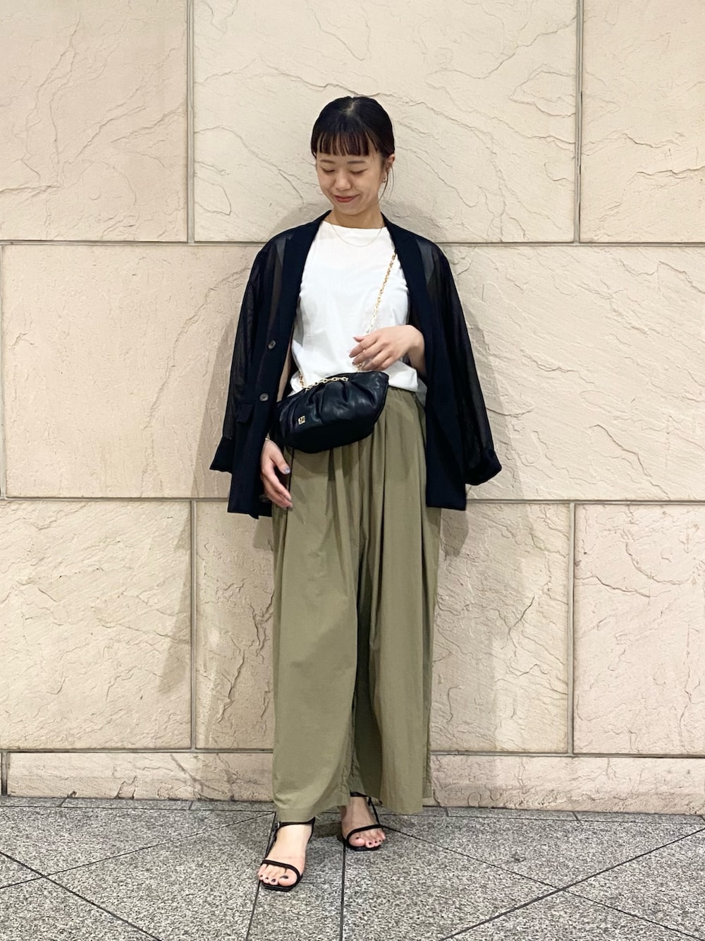 「URBAN RESEARCH ROSSO、URBAN RESEARCH、きれいめカジュアル、白Tシャツ、ショルダーバッグ、夏ファッション、オトナカジュアル、Tシャツコーデ、シアー、ジャケット、ワイドパンツ」|「URBAN RESEARCH ROSSO WOMENのLE VERNIS Momo mini bag(ハンドバッグ、ブラック系)」を使った、matsuさん(レディース・162cm)の夏コーディネートの2枚目の写真