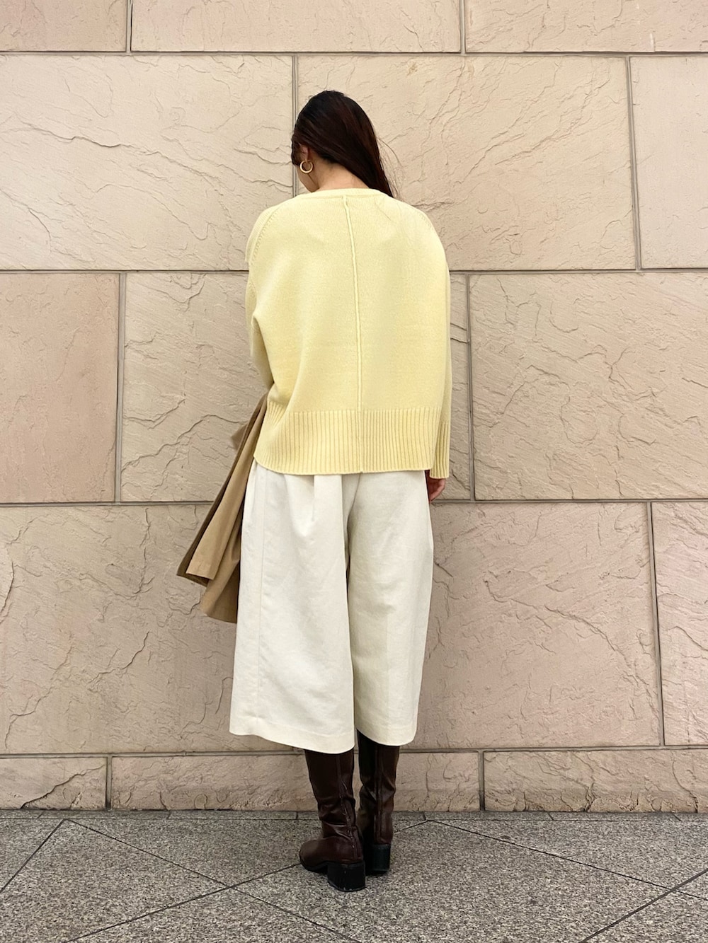 イエロー系のニット/セーター、イエロー系のニット/セーター、ベージュ系のその他アウターを着用したレディースの秋コーディネートの7枚目の写真