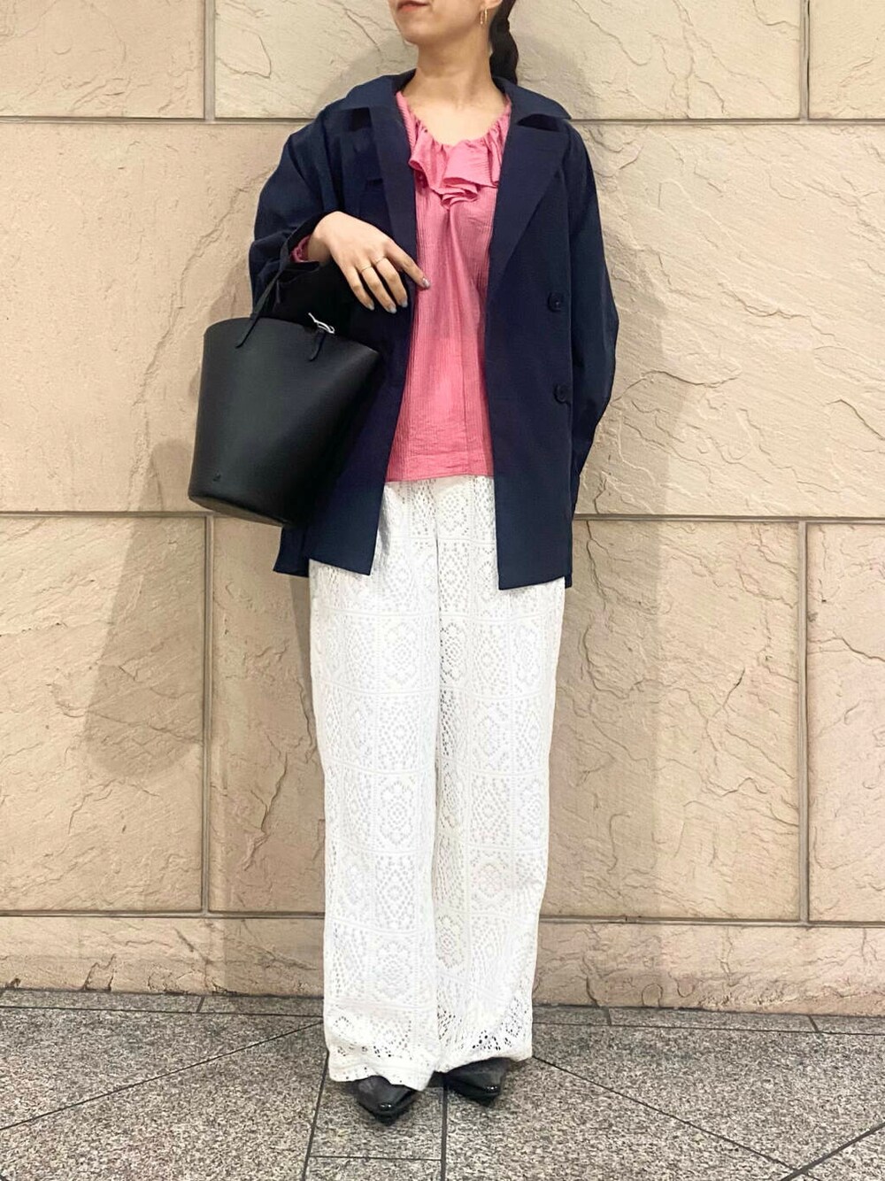 「大人カジュアル、キレイめ、アウター、きれいめカジュアル、パンツ、春コーデ、着回しコーデ、春服、春アウター、newarrival、フェミニン、ROSSO、オンオフ兼用、オンオフ、大人かわいい」|「URBAN RESEARCH ROSSO WOMENのレースワイドパンツ(その他パンツ、ホワイト系)」を使った、matsuさん(レディース・162cm)の冬コーディネートの2枚目の写真