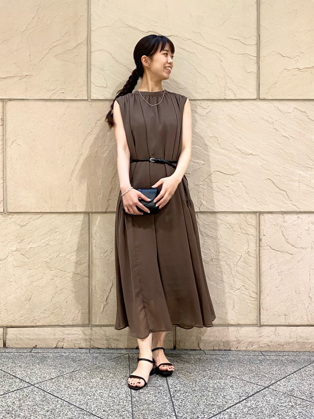 「URBAN RESEARCH ROSSO、シンプルコーデ、きれいめカジュアル、ワンピース、大人女子、おでかけコーデ、ワンピースコーデ、夏ファッション」｜「URBAN RESEARCH ROSSO WOMENのベルト付2wayシアーギャザーワンピース（ワンピース、ブラウン系）」を使った、matsuさん（レディース・162cm）の春コーディネートの2枚目の写真
