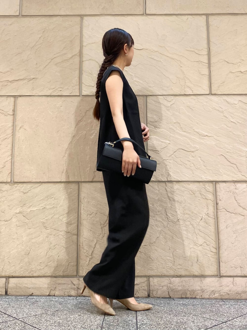 「大人カジュアル、キレイめ、きれいめカジュアル、パンツ、夏コーデ、オフィスカジュアル、フェミニン、ROSSO、夏服、オンオフ兼用、オンオフ、大人かわいい、20代後半、骨格ウェーブ、着映え」|「URBAN RESEARCH ROSSO WOMENの【MADE IN JAPAN】オリジナルスウェードパンプス(パンプス、ブラウン系)」を使った、matsuさん(レディース・162cm)の夏コーディネートの2枚目の写真