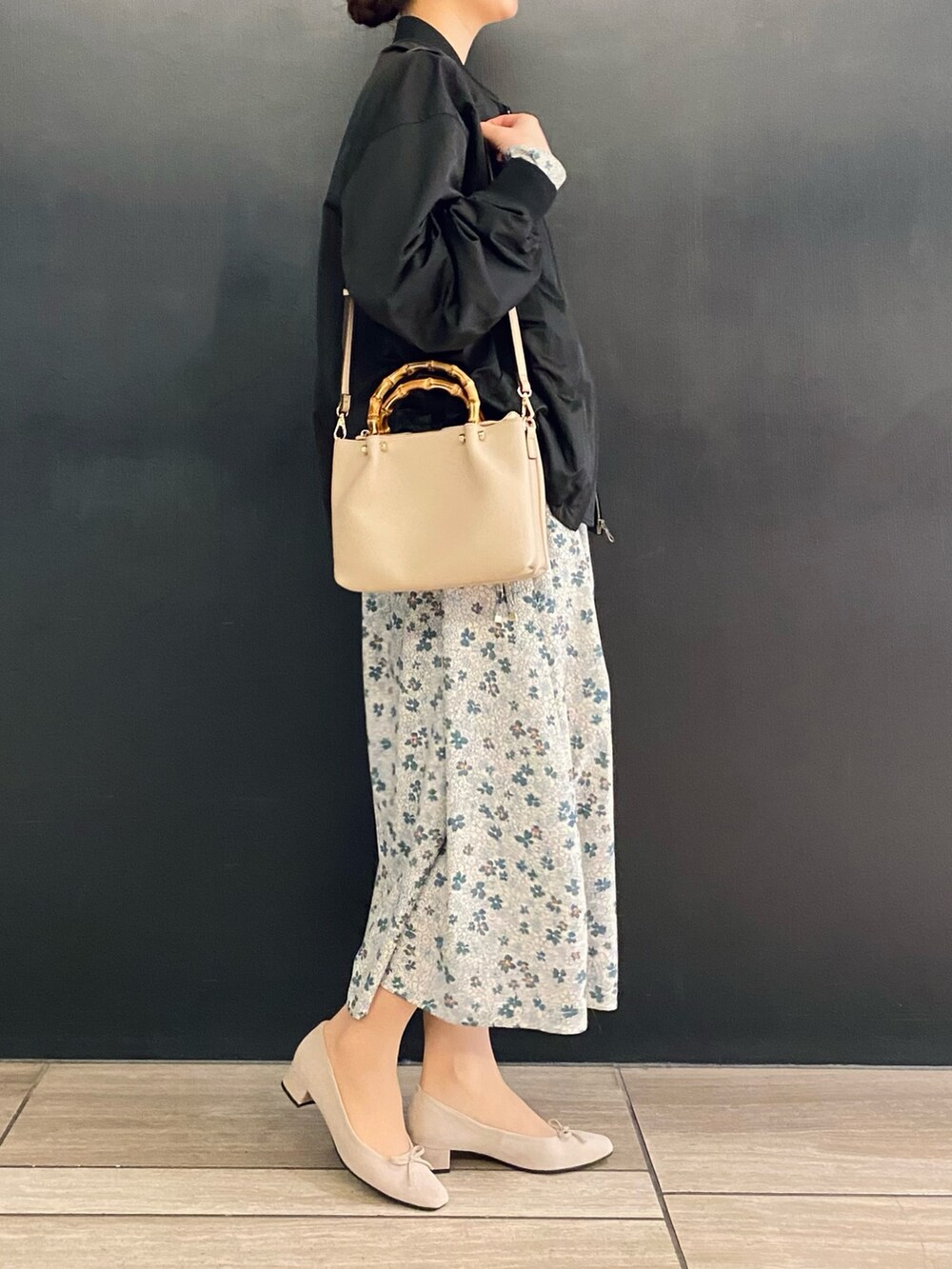 「春服デビュー宣言、きれいめカジュアル、春アウター、デニムジャケット、休日スタイル、URBAN RESEARCH ROSSO、URBAN RESEARCH、柄ワンピース、花柄、MA-1、ブルゾン、パンプス、グリーン」｜「URBAN RESEARCH ROSSO WOMENのコクーンMA-1ブルゾン（ブルゾン、ブラック系）」を使った、matsuさん（レディース・162cm）の春コーディネートの4枚目の写真