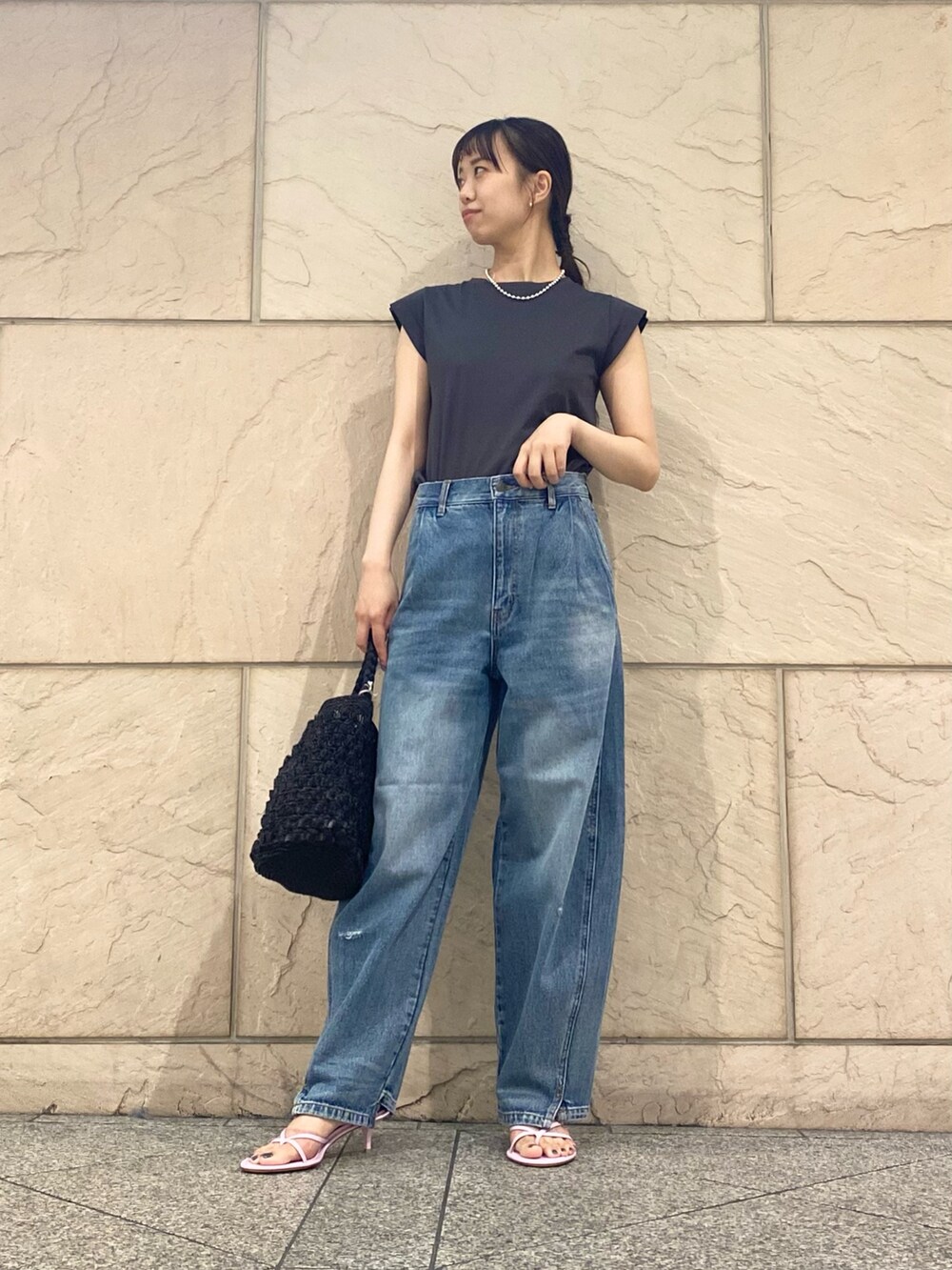 ブルー系のデニムパンツ、ブラック系のショルダーバッグ、グレー系のTシャツ/カットソーを着用したレディースの夏コーディネートの2枚目の写真