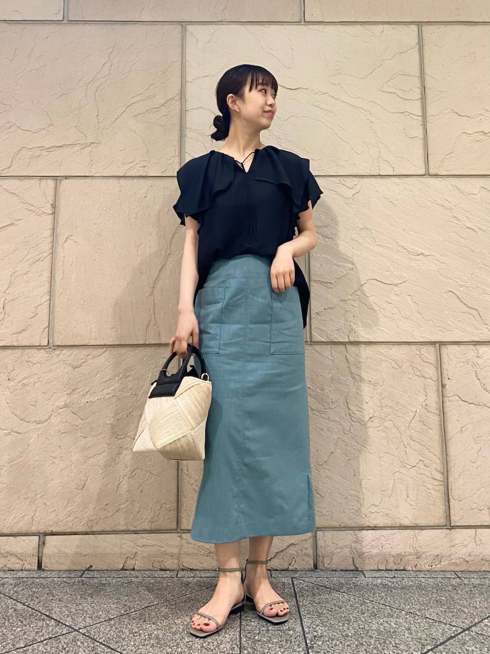 「URBAN RESEARCH ROSSO、URBAN RESEARCH、オフィスカジュアル、春夏コーデ、きれいめカジュアル、大人カジュアル、大人ガーリー、キレイめ、タイトスカート、ブルー、ラッフルフリル、フリルトップス、フリルブラウス」｜「URBAN RESEARCH ROSSOのイージーケアフレアブラウス（シャツ/ブラウス、ブラック系）」を使った、matsuさん（レディース・162cm）の春コーディネートの2枚目の写真