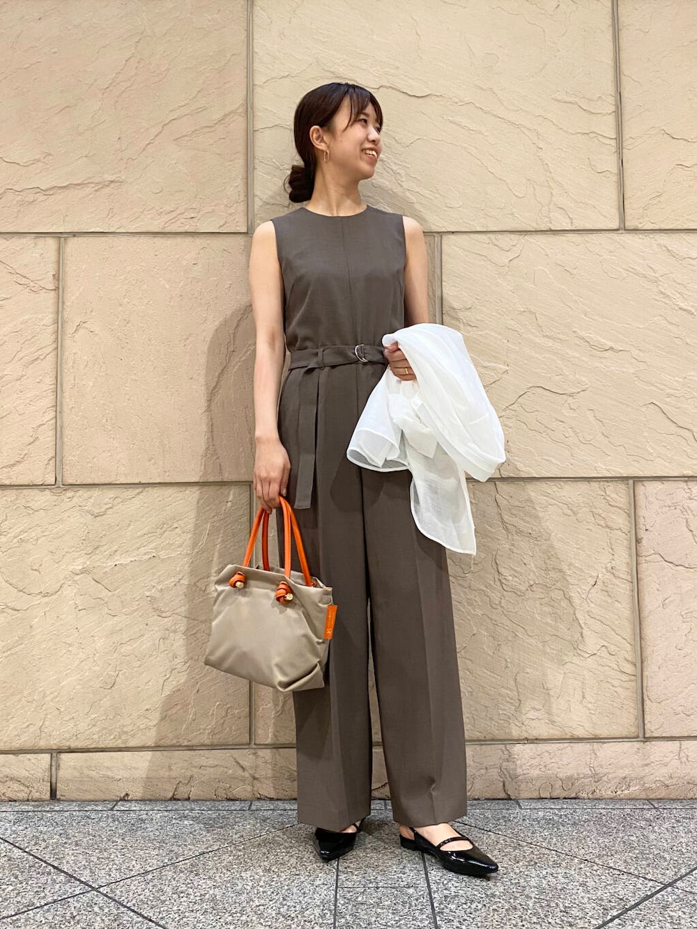 「大人カジュアル、キレイめ、きれいめカジュアル、パンツ、夏コーデ、newarrival、オフィスカジュアル、フェミニン、ROSSO、夏服、オンオフ兼用、オンオフ、大人かわいい、20代後半、骨格ウェーブ」|「URBAN RESEARCHのポインテッドバックストラップシューズ(パンプス、ブラック系)」を使った、matsuさん(レディース・162cm)の春コーディネートの5枚目の写真