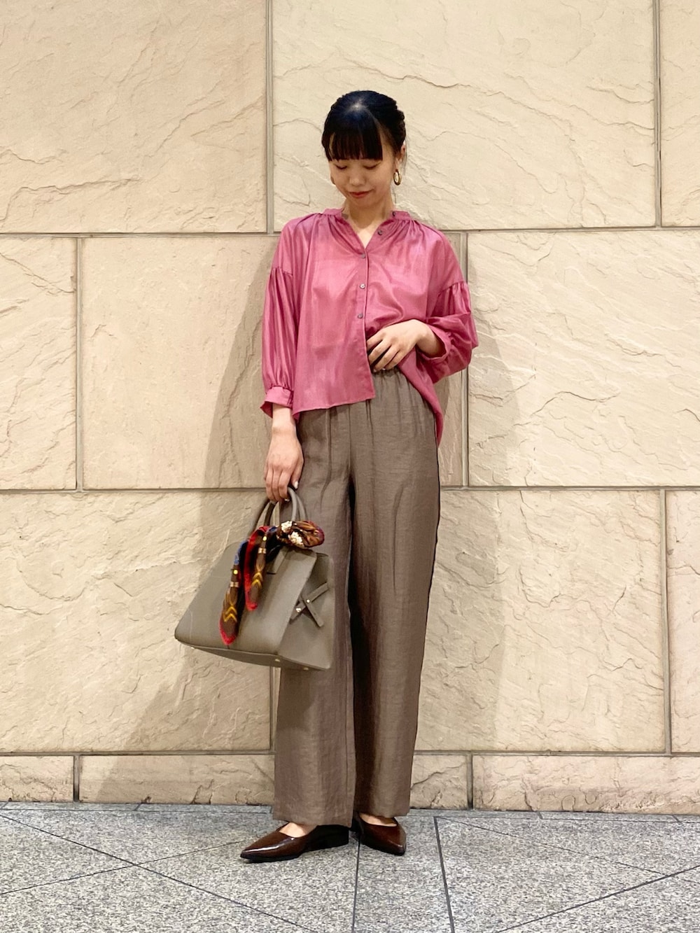 「URBAN RESEARCH ROSSO、URBAN RESEARCH、秋っぽコーデ更新中、シアートップス、秋コーデ、秋服コーデ、大人コーデ、パンツスタイル、通勤コーデ、お仕事コーデ、オフィスカジュアル」｜「URBAN RESEARCH ROSSO WOMENのチンツシアーギャザーブラウス（シャツ/ブラウス、ピンク系）」を使った、matsuさん（レディース・162cm）の秋コーディネートの4枚目の写真