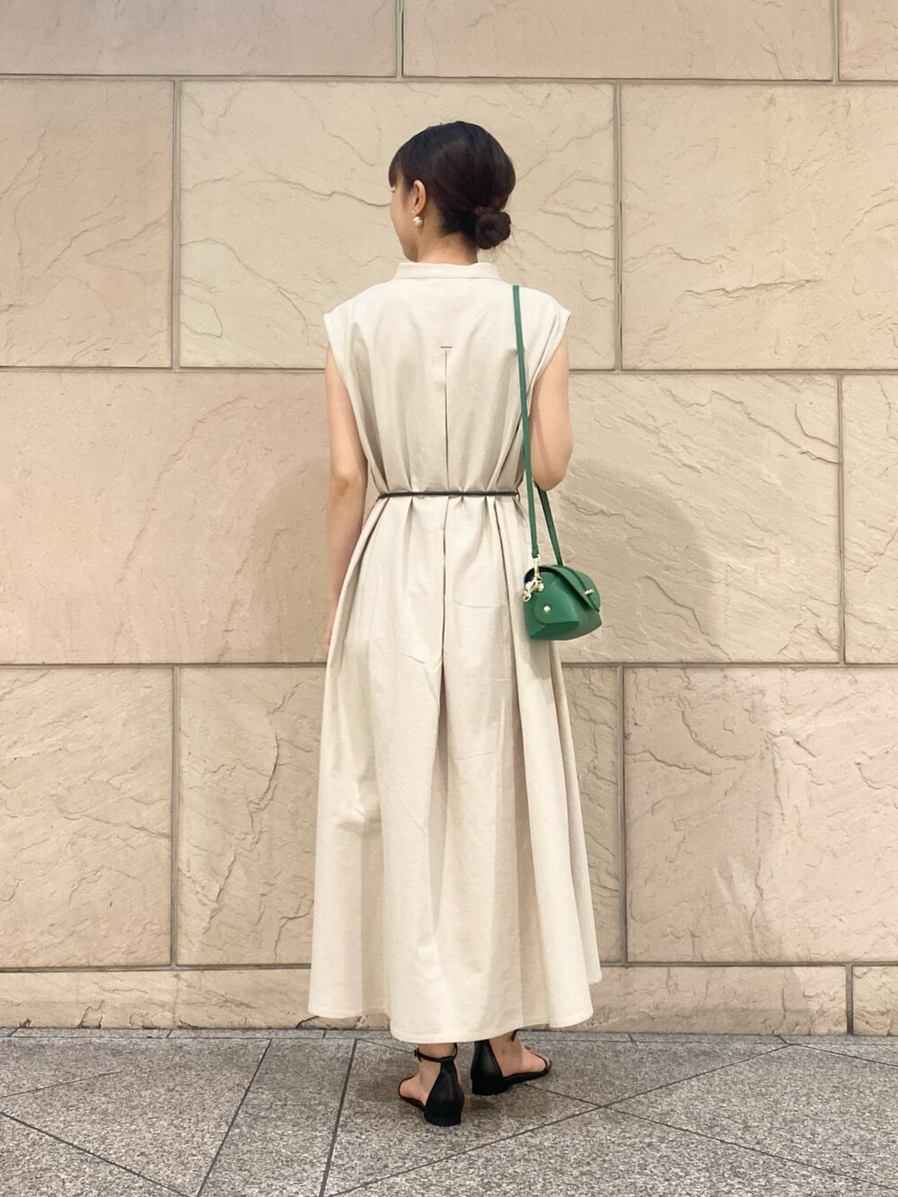 「URBAN RESEARCH ROSSO、URBAN RESEARCH、休日スタイル、春夏コーデ、初夏コーデ、ワンピース、ミニバッグ、サンダル、オトナ女子、きれいめカジュアル、ワンピーススタイル、キレイめ、グリーン」｜「Torrazzo DonnaのTORRAZZO DONNA　ベルト付ミリタリーワンピース（ワンピース、ベージュ系）」を使った、matsuさん（レディース・162cm）の春コーディネートの5枚目の写真