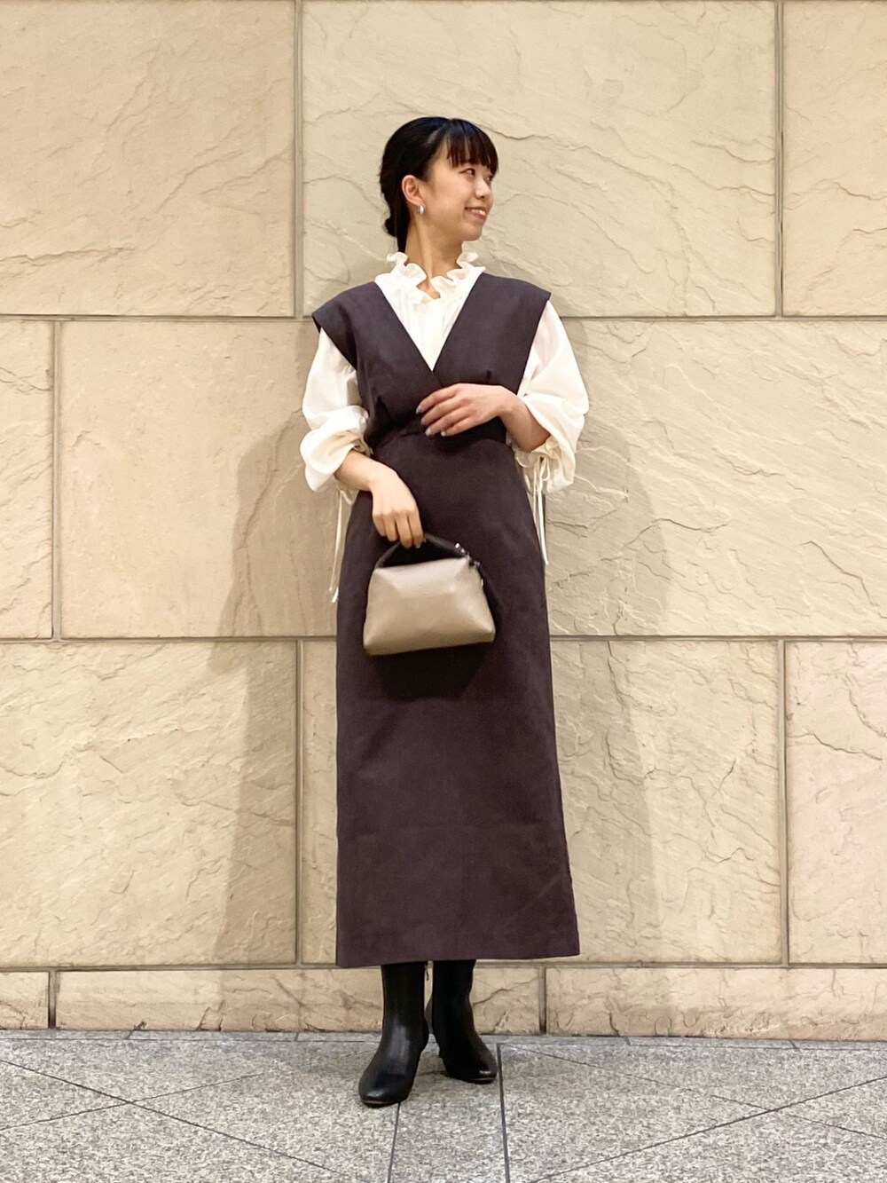 「URBAN RESEARCH ROSSO、秋コーデ、URBAN RESEARCH、デートコーデ、ブラウン、お出かけコーデ、レイヤードスタイル、ブラウス、ジャンパースカート、大人コーデ、キレイめカジュアル、オトナカジュアル、大人カジュアル、イエベ秋、骨格ウェーブ」｜「URBAN RESEARCH ROSSO WOMENのバックベルトワンピース（ジャンパースカート、レッド系）」を使った、matsuさん（レディース・162cm）の秋コーディネートの2枚目の写真