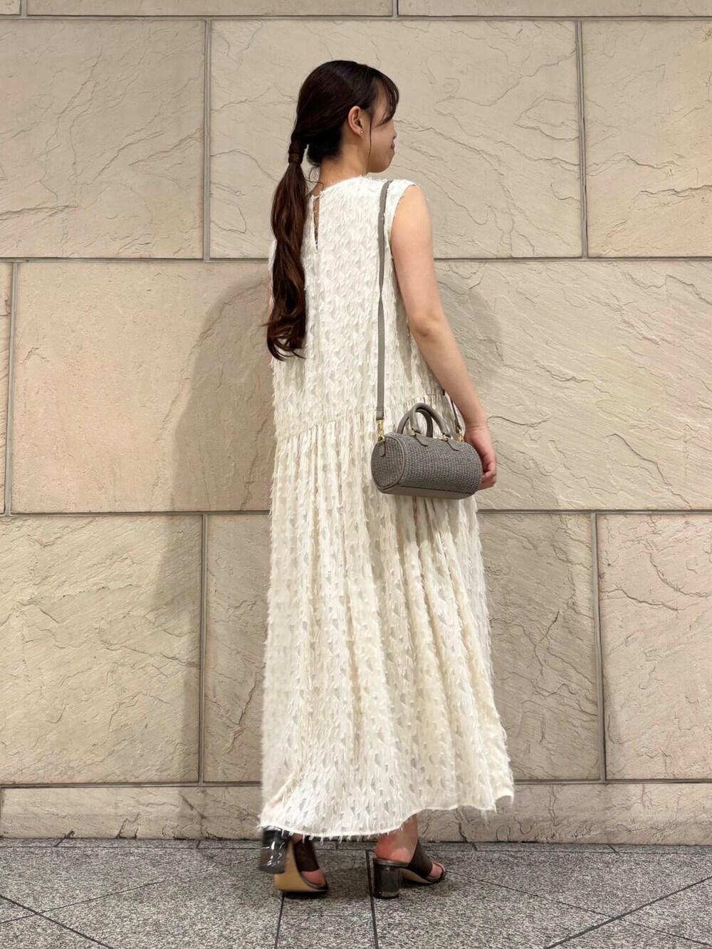 「ワンピース、大人カジュアル、キレイめ、きれいめカジュアル、夏コーデ、newarrival、休日スタイル、フェミニン、ROSSO、夏服、オンオフ兼用、オンオフ、大人かわいい、20代後半、骨格ウェーブ」｜「URBAN RESEARCH ROSSO WOMENのジャガードVネックワンピース（ワンピース、ホワイト系）」を使った、matsuさん（レディース・162cm）の夏コーディネートの3枚目の写真
