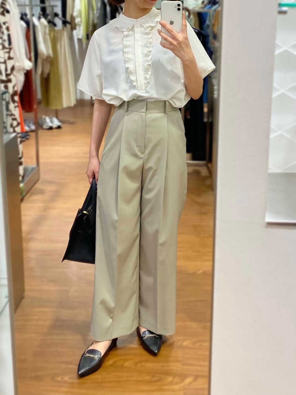 「キレイめ、きれいめカジュアル、ブラウス、パンツ、夏コーデ、newarrival、オフィスカジュアル、フェミニン、ROSSO、夏服、オンオフ兼用、オンオフ、大人かわいい、20代後半、骨格ウェーブ」|「URBAN RESEARCH ROSSO WOMENのラミージャケット(その他アウター、ブラウン系)」を使った、matsuさん(レディース・162cm)の春コーディネートの3枚目の写真