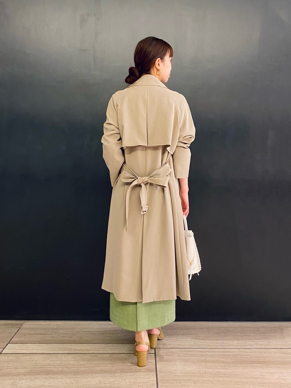 「URBAN RESEARCH ROSSO、URBAN RESEARCH、春アウター、春服みてみて、トレンチコート、春コーデ、オフィスカジュアル、タイトスカート、グリーン、レース、ブラウス、大人コーデ、きれいめコーディネート、カラーコーデ、シンプル」|「URBAN RESEARCH ROSSOのサイドジップミニトート(トートバッグ、ホワイト系)」を使った、matsuさん(レディース・162cm)の春コーディネートの3枚目の写真