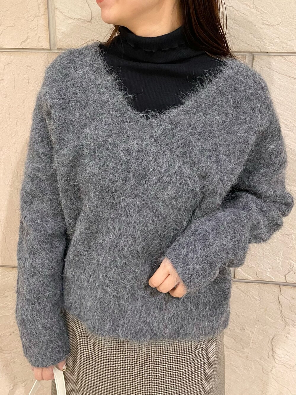 「URBAN RESEARCH ROSSO、URBAN RESEARCH、ROSSO、ニット、冬コーデ、大人可愛い、スカートスタイル、お洒落さんとつながりたい、ミニスカート、チェック、ローファー、ニットコーデ、イエベ秋、骨格ウェーブ」|「URBAN RESEARCH ROSSO WOMENのアルパカ混Vネックヘアリーニット(ニット/セーター、グレー系)」を使った、matsuさん(レディース・162cm)の冬コーディネートの6枚目の写真