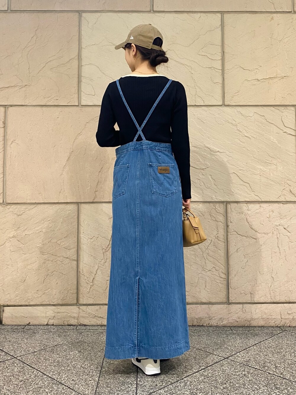 「URBAN RESEARCH ROSSO、URBAN RESEARCH、NIKE、NEW ERA、キャップ、サロペット、ジャンパースカート、Wrangler、スニーカー、ミニバッグ」｜「URBAN RESEARCH ROSSOの『別注』Wrangler×ROSSO　SALOPETTE SKIRT（サロペット/オーバーオール、ブルー系）」を使った、matsuさん（レディース・162cm）の春コーディネートの3枚目の写真