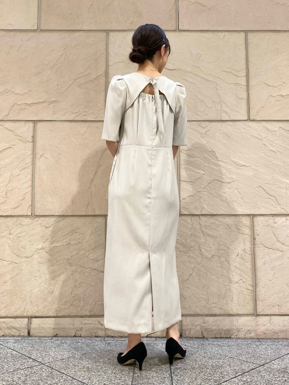 「ワンピース、大人カジュアル、キレイめ、きれいめカジュアル、夏コーデ、オフィスカジュアル、フェミニン、ROSSO、夏服、オンオフ兼用、オンオフ、大人かわいい、20代後半、お呼ばれコーデ、骨格ウェーブ」|「URBAN RESEARCH ROSSO WOMENの『MADE IN JAPAN』オリジナルスウェードパンプス(パンプス、ブラック系)」を使った、matsuさん(レディース・162cm)の春コーディネートの4枚目の写真
