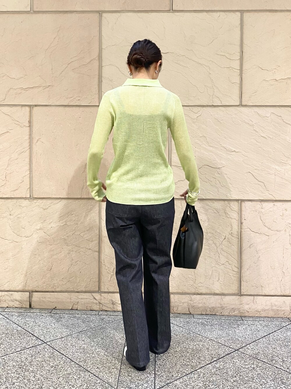 「URBAN RESEARCH ROSSO、URBAN RESEARCH、秋服準備はじめました、デニム、お出かけコーデ、シアートップス、大人コーデ、秋服コーデ、キレイめカジュアル、高身長女子、オトナカジュアル、今日のコーデ、グリーン、デニムパンツ、ニット」｜「URBAN RESEARCH ROSSO WOMENのシアーリブポロニット（ニット/セーター、イエロー系）」を使った、matsuさん（レディース・162cm）の夏コーディネートの4枚目の写真