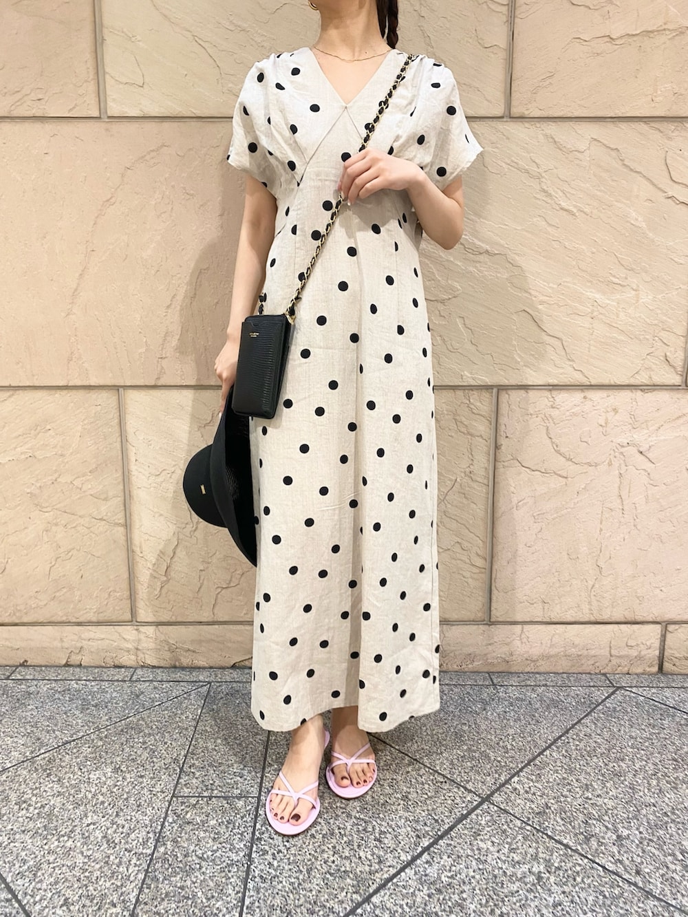 「URBAN RESEARCH ROSSO、お出かけコーデ、きれいめカジュアル、ワンピース、休日スタイル、オトナ女子、ドット、むぎわら帽子、ハット」｜「URBAN RESEARCH ROSSO WOMENのPAPER WIDE BLIM HAT（ハット、ブラック系）」を使った、matsuさん（レディース・162cm）の春コーディネートの5枚目の写真