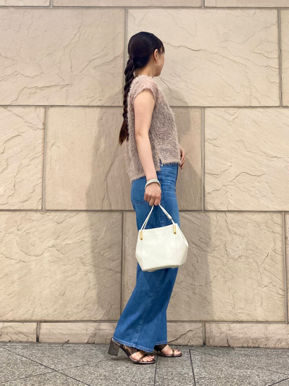「大人カジュアル、キレイめ、きれいめカジュアル、カットソー、パンツ、夏コーデ、newarrival、デニムコーデ、休日スタイル、フェミニン、ROSSO、夏服、大人かわいい、20代後半、骨格ウェーブ」|「URBAN RESEARCH ROSSO WOMENのLUMEN MARRON BAG(ショルダーバッグ、ホワイト系)」を使った、matsuさん(レディース・162cm)の春コーディネートの3枚目の写真