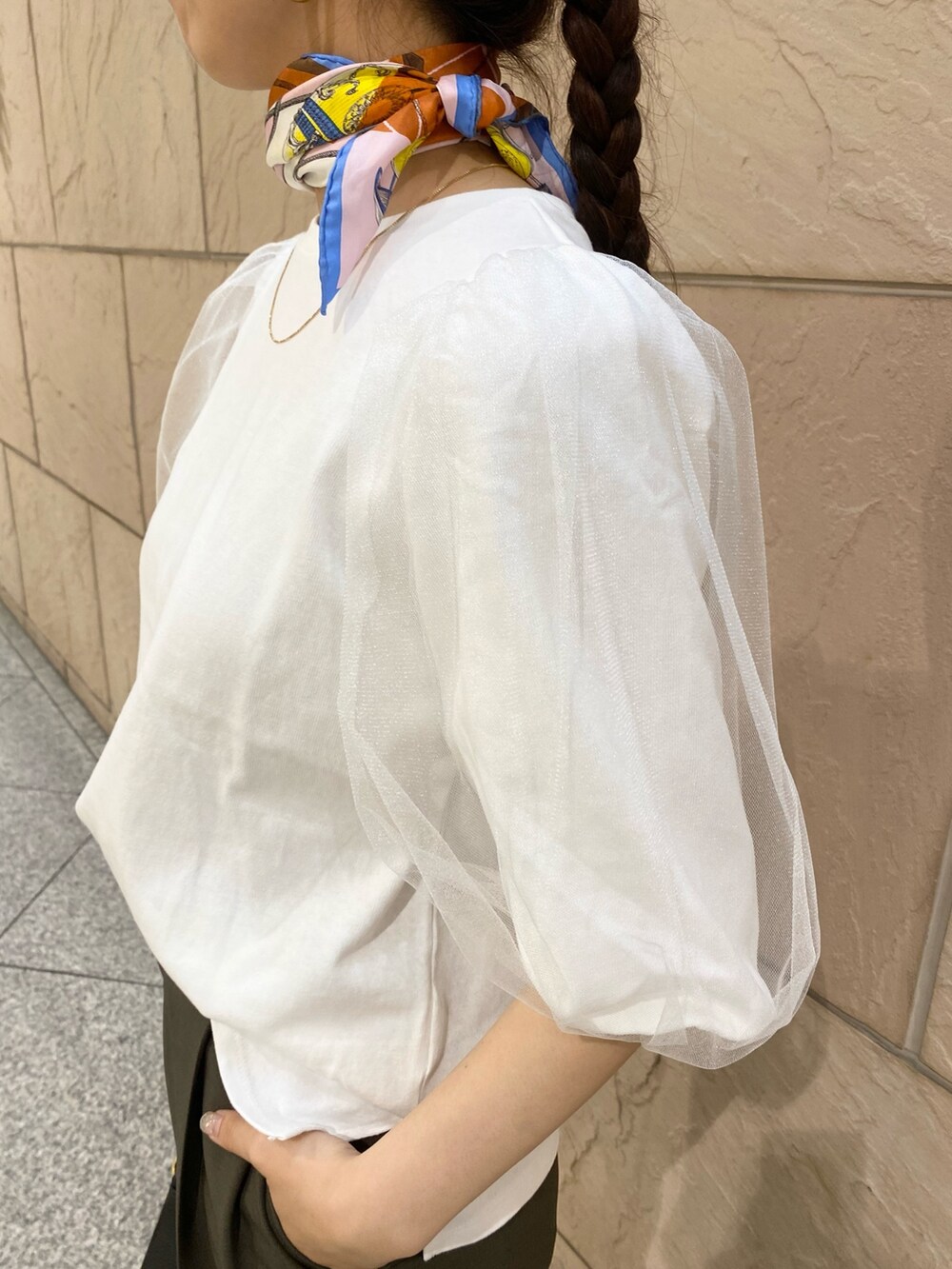「URBAN RESEARCH ROSSO、きれいめカジュアル、春夏コーデ、夏コーデ、大人女子、パンツスタイル、オトナカジュアル、イエベ秋、チュール、カットソー、オフィスカジュアル」｜「URBAN RESEARCH ROSSO WOMENのブライトチュールスリーブカットソー（Tシャツ/カットソー、ホワイト系）」を使った、matsuさん（レディース・162cm）の春コーディネートの5枚目の写真