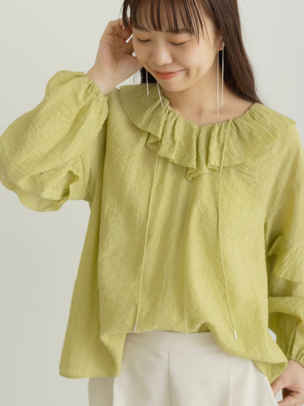 「キレイめ、アウター、きれいめカジュアル、パンツ、春コーデ、春服、春アウター、newarrival、オフィスカジュアル、フェミニン、ROSSO、オンオフ兼用、オンオフ、20代後半、春コート」｜「CHIGNONのCHIGNON　スネークチェーンイヤカフ（イヤリング、シルバー系）」を使った、matsuさん（レディース・162cm）の冬コーディネートの6枚目の写真