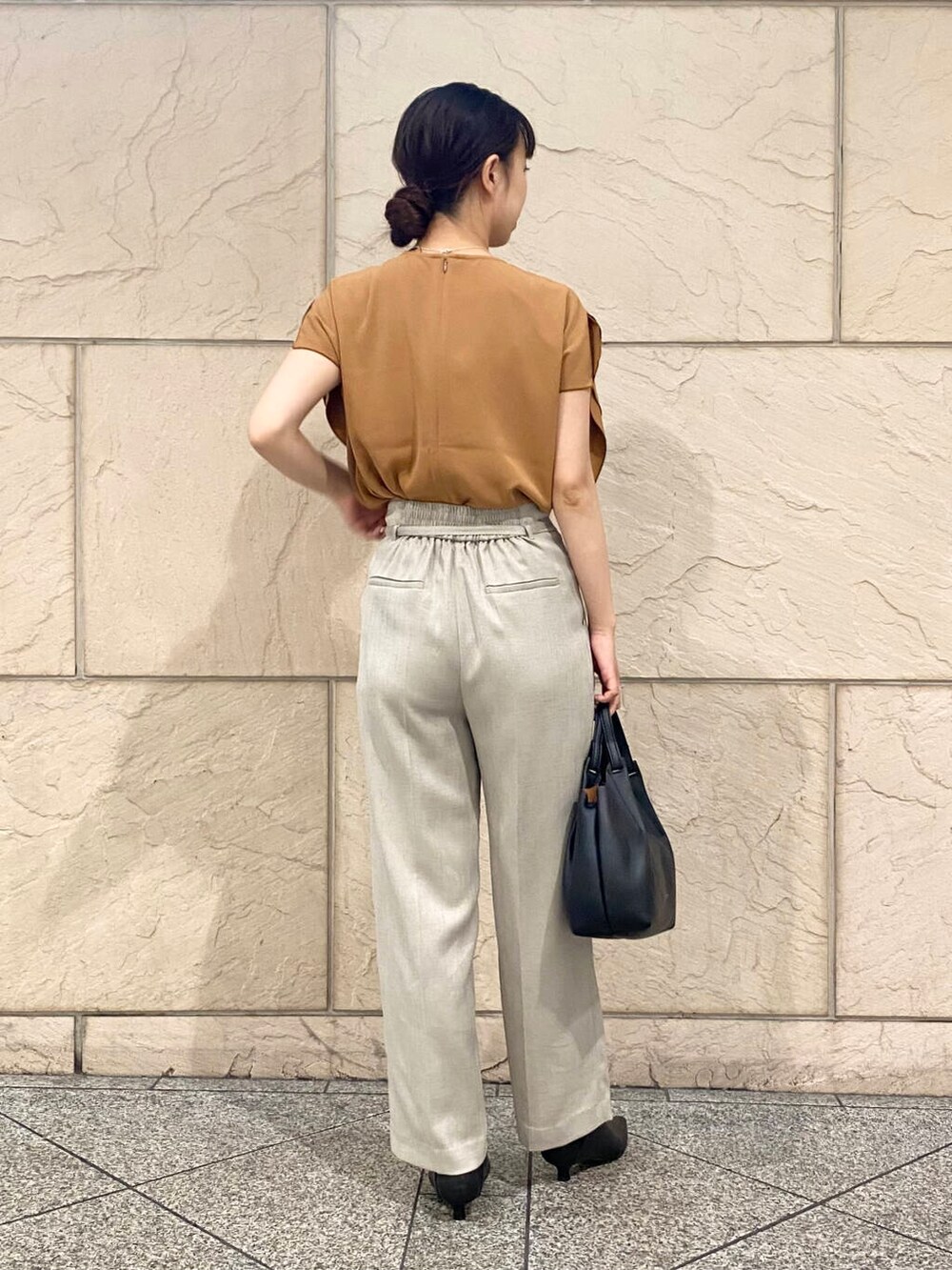 ベージュ系のその他パンツ、イエロー系のシャツ/ブラウス、ブラック系のパンプスを着用したレディースの夏コーディネートの4枚目の写真