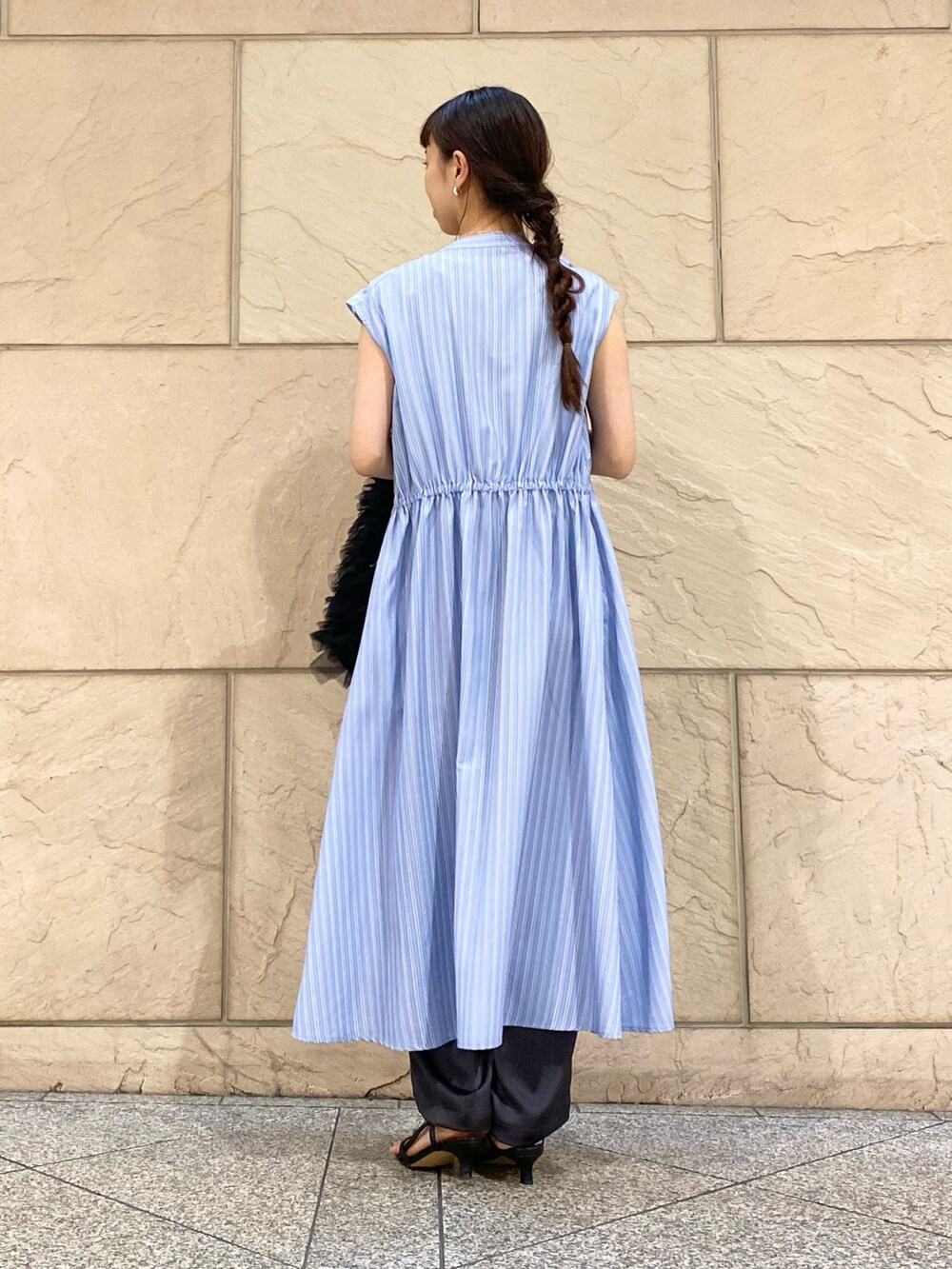 「きれいめカジュアル、おしゃ見えテクニック、URBAN RESEARCH、URBAN RESEARCH ROSSO、ノースリーブ、フリル、スポーツミックス、ワンピース、ジレ、大人カジュアルコーデ、サンダルコーデ、いいね、save、フォローお願いします🤑」｜「URBAN RESEARCH ROSSO WOMENのウォッシャブルシャツワンピース（シャツワンピース、その他）」を使った、matsuさん（レディース・162cm）の夏コーディネートの4枚目の写真