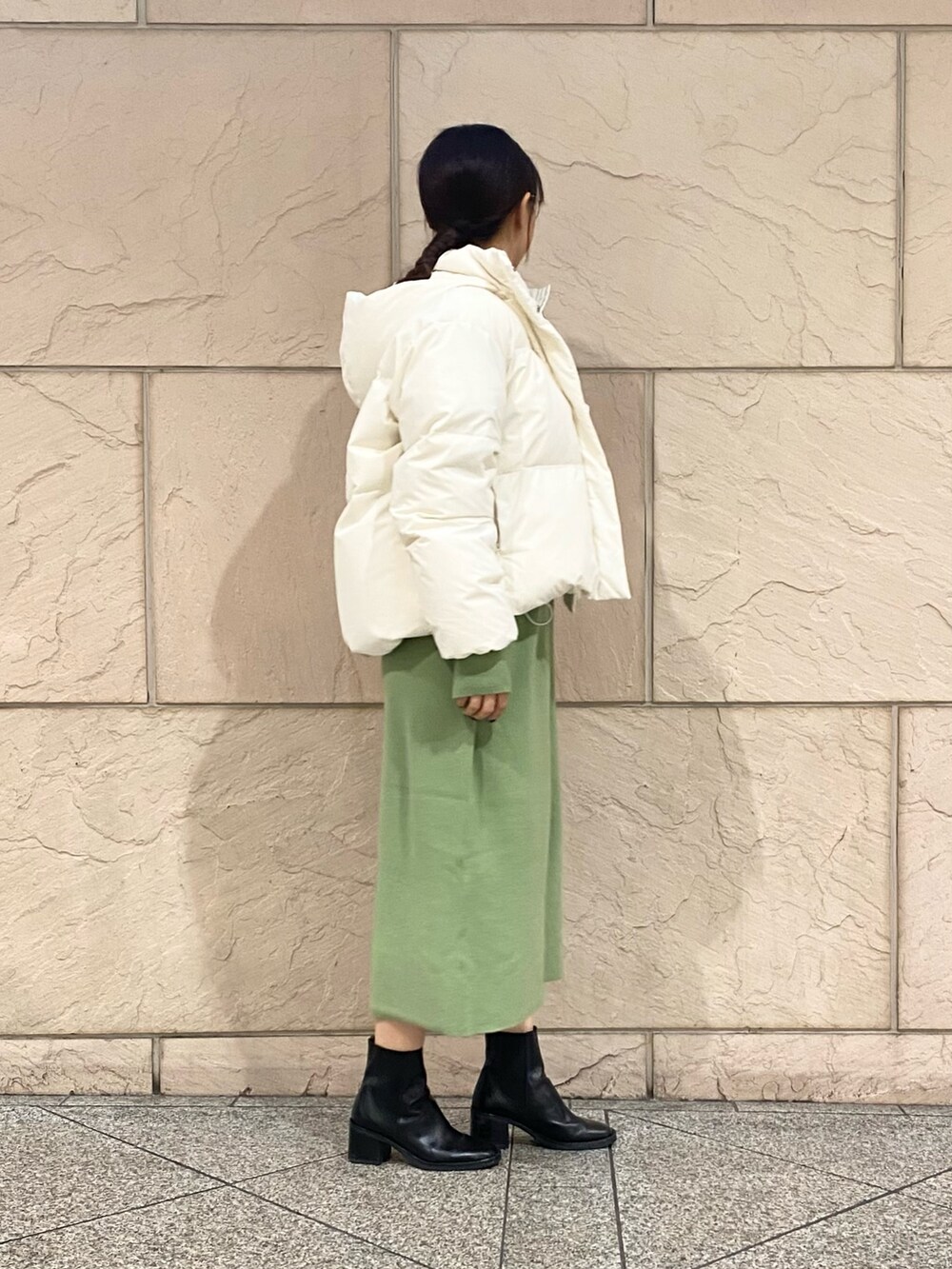 「URBAN RESEARCH ROSSO、URBAN RESEARCH、ROSSO、冬コーデ、ニット、クリスマスに着たい服、きれいめカジュアル、冬アウター、クリスマスコーデ、シンプルスタイル、ダッフルコート、ニットワンピース、ショートダウン、ブローチ、イエベ秋」|「URBAN RESEARCH ROSSO WOMENのfrenchdownショートダウンコート(ダウンジャケット/コート、ホワイト系)」を使った、matsuさん(レディース・162cm)の冬コーディネートの3枚目の写真