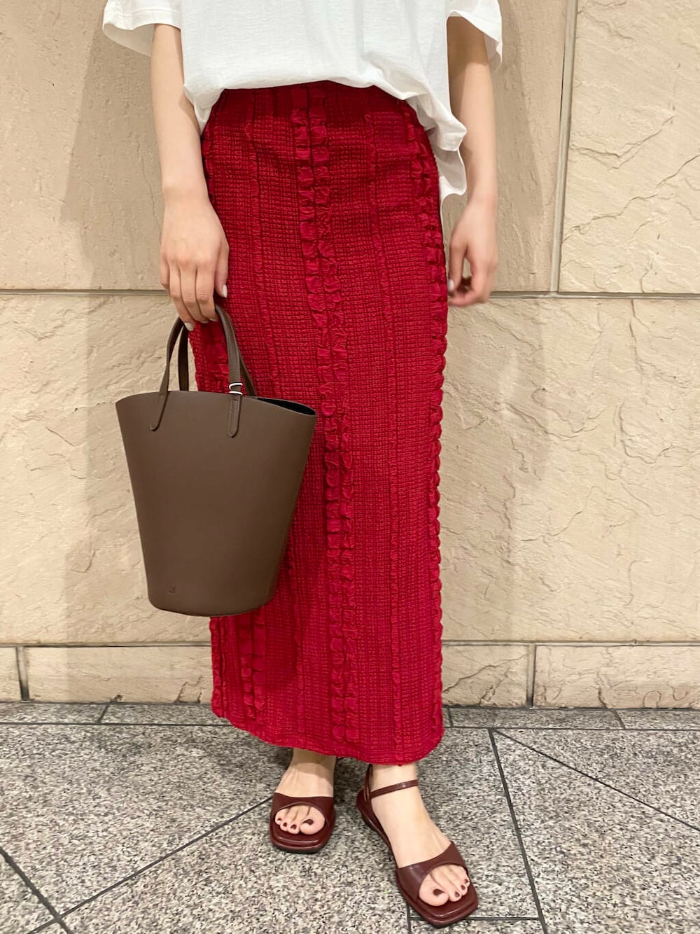 「大人カジュアル、キレイめ、きれいめカジュアル、夏コーデ、newarrival、休日スタイル、フェミニン、ROSSO、夏服、オンオフ兼用、オンオフ、大人かわいい、20代後半、骨格ウェーブ、暑い」|「URBAN RESEARCH ROSSO WOMENのKOMOREBI MUSEUM SANDAL(サンダル、レッド系)」を使った、matsuさん(レディース・162cm)の夏コーディネートの6枚目の写真