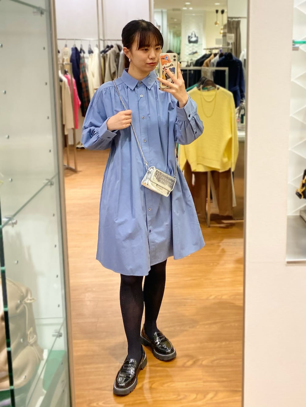 「URBAN RESEARCH ROSSO、URBAN RESEARCH、ROSSO、冬アウター、冬コーデ、きれいめカジュアル、ワンピース、シャツワンピ、ミニワンピ、ローファー、ショートコート、オトナカジュアル、オトナ女子、イエベ秋、骨格ウェーブ」｜「URBAN RESEARCH ROSSO WOMENのミニシャツワンピース（ワンピース、ブルー系）」を使った、matsuさん（レディース・162cm）の冬コーディネートの2枚目の写真