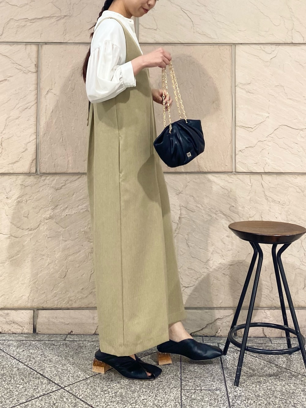 「URBAN RESEARCH ROSSO、URBAN RESEARCH、秋服準備はじめました、お出かけコーデ、今日のコーデ、大人コーデ、きれいめカジュアル、オールインワン」|「URBAN RESEARCH ROSSO WOMENのチンツシアーギャザーブラウス(シャツ/ブラウス、ホワイト系)」を使った、matsuさん(レディース・162cm)の夏コーディネートの3枚目の写真