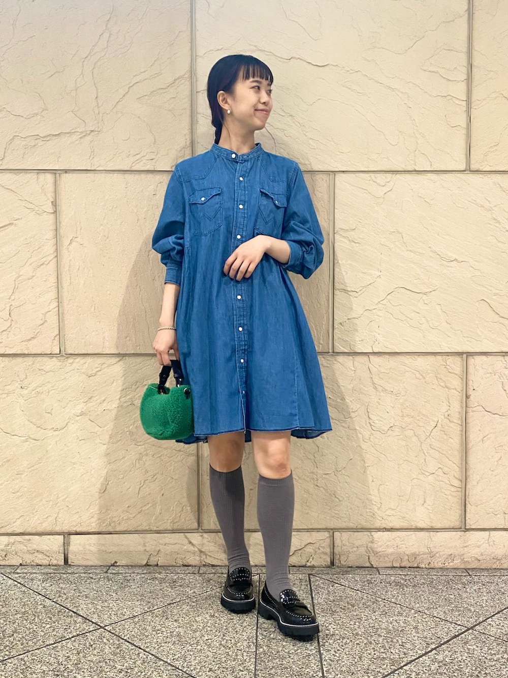 「URBAN RESEARCH ROSSO、URBAN RESEARCH、きれいめカジュアル、デニムコーデ、デニム、メガネ女子、オトナカワイイ、ミニワンピ、ローファー、ハイソックス」｜「Wranglerの『別注』Wrangler×ROSSO　WESTERN MINI DRESS（シャツワンピース、ブルー系）」を使った、matsuさん（レディース・162cm）の夏コーディネートの2枚目の写真