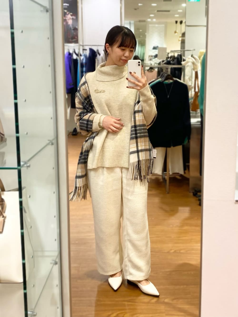 「URBAN RESEARCH ROSSO、URBAN RESEARCH、ROSSO、冬コーデ、ホワイトコーデ、ニット、チェック、きれいめカジュアル、タートルネック、パンツスタイル、オトナカジュアル、秋冬コーデ、マフラー、イエベ秋、骨格ウェーブ」｜「URBAN RESEARCH ROSSO WOMENのAVALON　バーチカルブローチ（ブローチ/コサージュ、ゴールド系）」を使った、matsuさん（レディース・162cm）の冬コーディネートの2枚目の写真